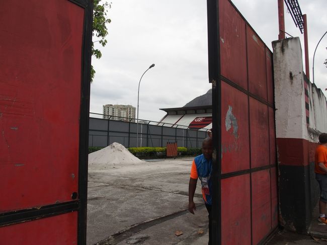 残念ながら警備は厳しい