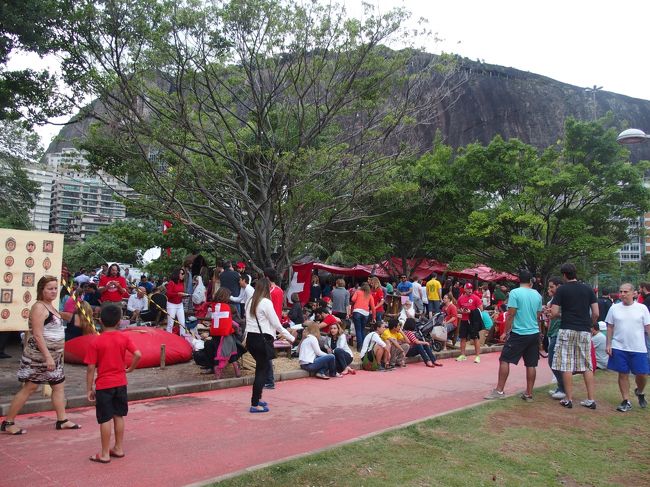 湖畔をブラブラと歩いてるとSwitherlandのパブリックビューイングに出くわす。今からFrance戦の中継を行うらしいが、Rio de Janeiroまで来てながら何故かSalvadorへは行かないらしい。