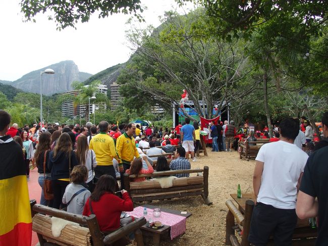 ギャラリーが増えてきた。出発前に録画してたので退散する