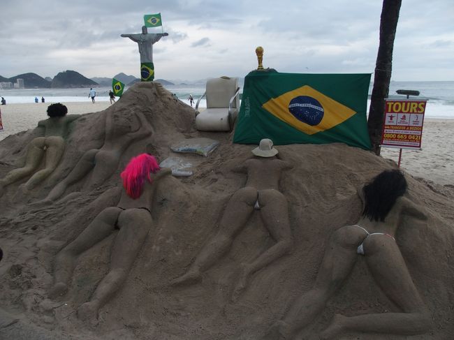 コパカバーナに戻ると砂の芸術はこんな芸の細かいことに（笑）