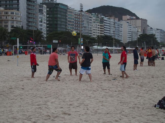 こんな天気でもビーチサッカー。お約束の光景