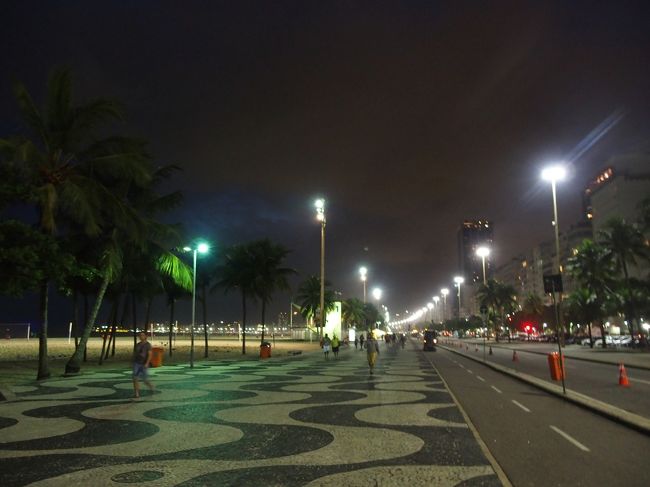 夜のコパカバーナの散歩道