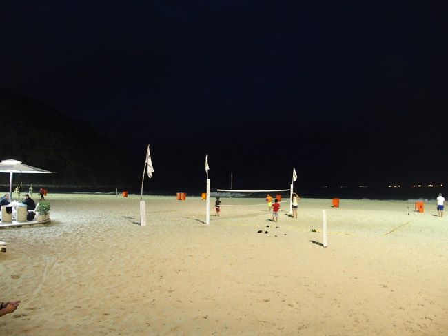 夜になってもビーチバレーをやってる