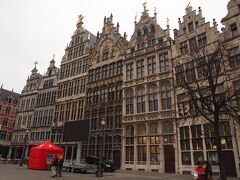 聖母大聖堂を後に、すぐ近くのグロートマルクトへ。
ギルドハウスが建ち並びます。