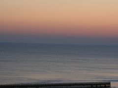 昨年に引き続き鹿島灘海浜公園で初日の出、
在住の東京都多摩地区からは外環〜常磐道で2時間半程、
車内で仮眠を取り6時40分頃海岸へ
間もなく2014年最初の朝日が上がります。
