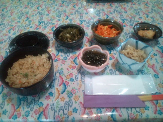 石垣やいま村にやってきました。お昼はこちらの長寿ソバセット。身体にはよさそうなかんじです。ニンジンやまもり食べました。