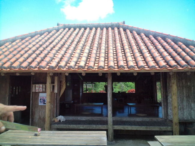 これこれこれが沖縄--のおうちですよ。<br />でも最近はこうしたおうちは減りつつあるそうです。<br />だからこそこうした村で残さないとね。