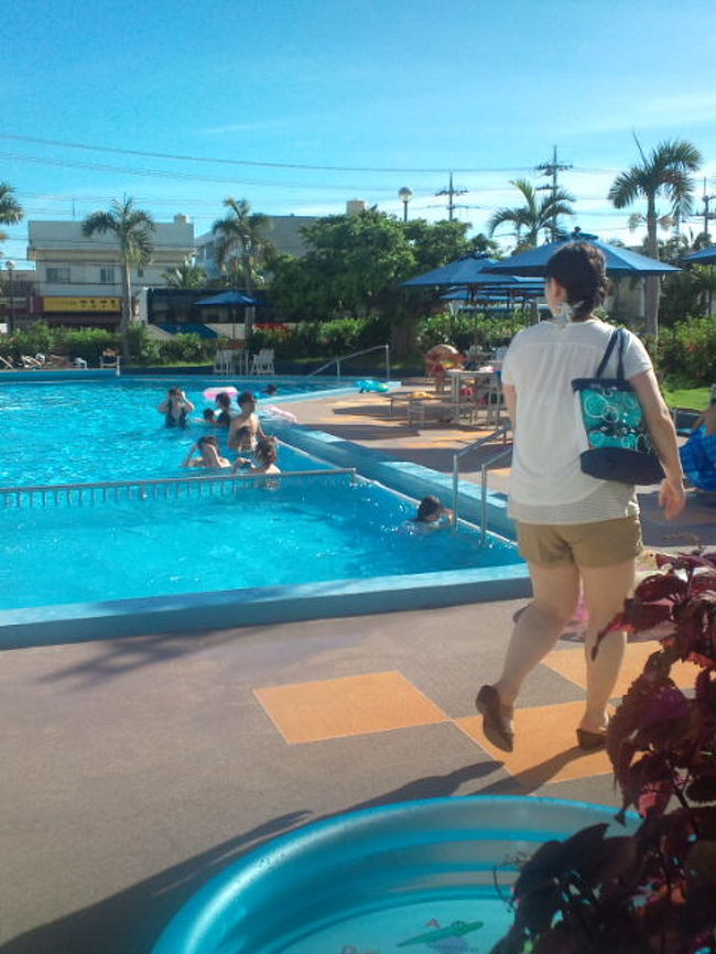 で、夕飯の時間までホテルのプールで少し泳いでみます。温度は３２度。プールグッドです。