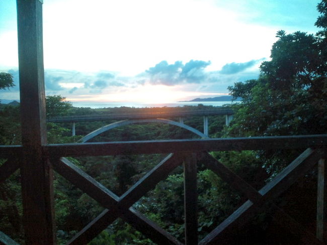 ここで、夕暮れを待ちます。そしてタクシーに戻る道すがらたくさんのホタルを見ることができました。そのカメラじゃ写らないですよとの事なので、この目にしっかりと焼きつけました。歩いている私達に近づいてくるホタルたち。邪魔しないようにしなくっちゃ。<br />これからも毎年こうして生き続けてほしいです。<br />ステキな体験でした。<br />さらに海岸で運転手さんのレクチャーを受けながら星空観察。<br />双眼鏡を借りて星を観察。<br />運転手さんの知識は半端ないです！<br />プラネタリウムかと思うほどのたくさんの星たち。これも目に焼き付けます。<br />南十字星も見ることができました。<br />私達はなんて幸運だったんでしょう。