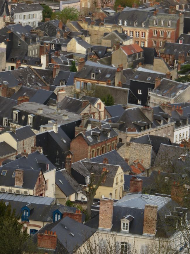 こちらは陽が当たっていない<br />地区の建物