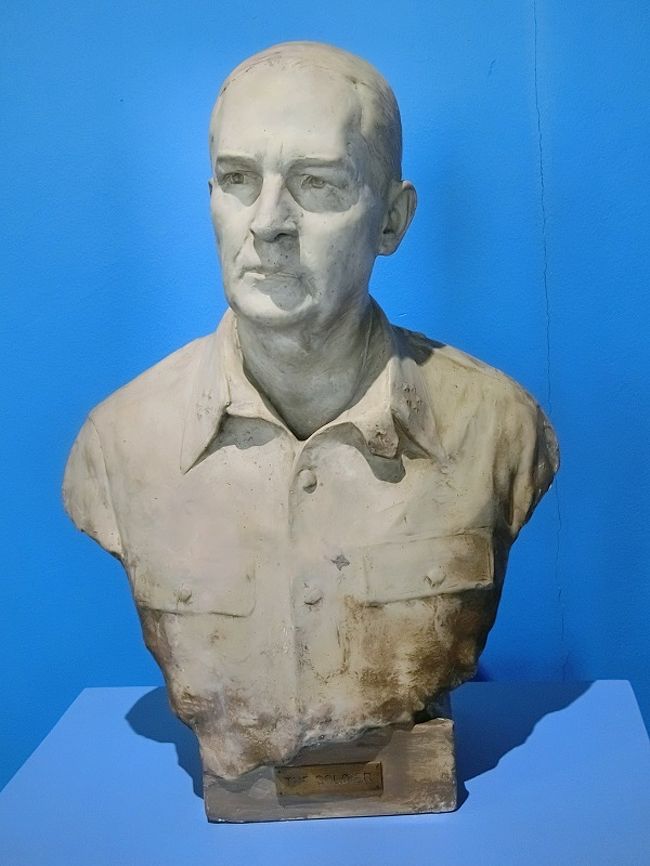 マッカーサーの胸像。