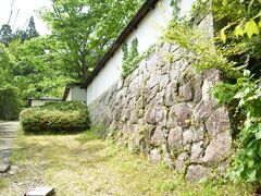 前日に雨が降った影響で石畳が滑る。