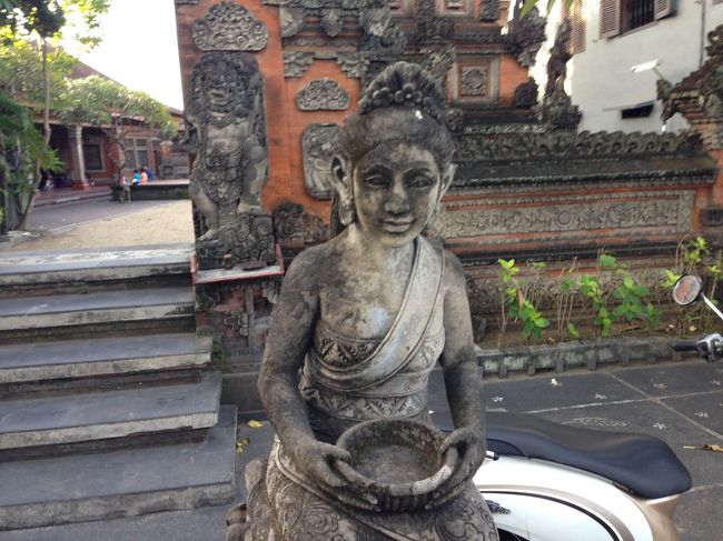 街のいたるところにお寺があります。<br />「神々の住む島」ですね。