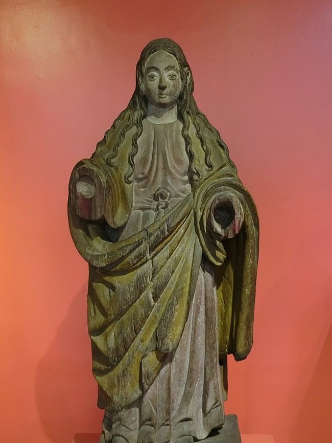 素朴な感じのマリア像だが、腕が取れてしまって痛々しい姿をしている。