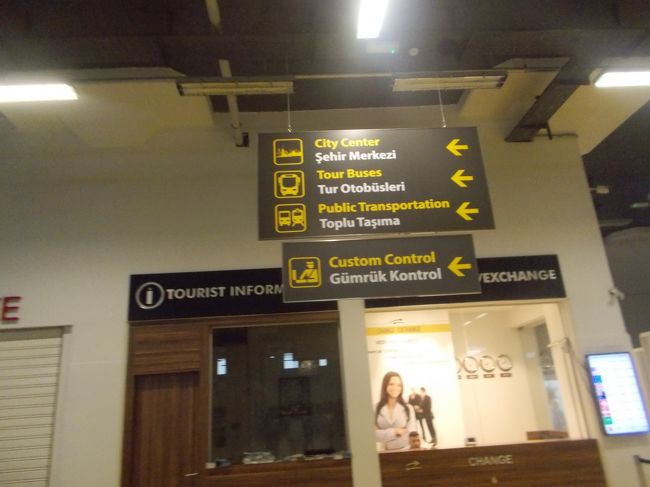 港の通関を通って、バスに向かいます。