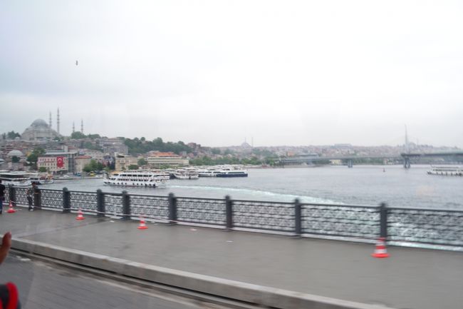 橋を渡って、ヨーロッパ側に向かいます。