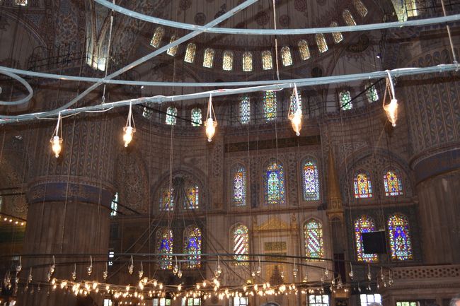 旧市街にあるブルーモスク内に入ります。<br />正式名称は、スルタンアフメット・ジャミーというそうです。