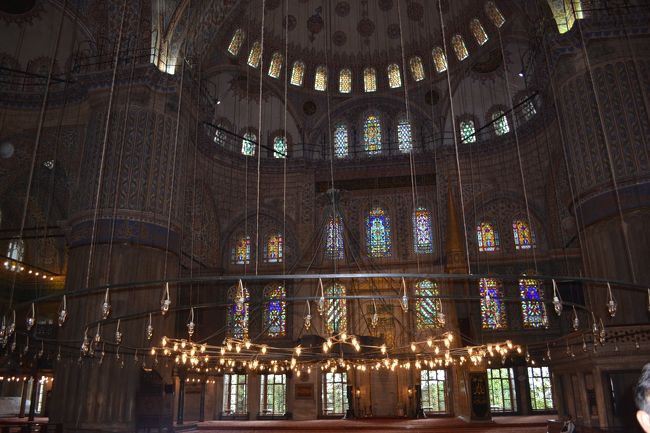 ステンドグラスがきれいです。