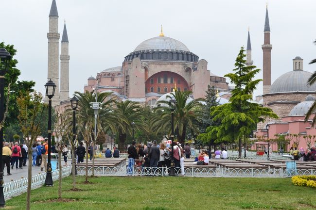 ブルーモスクの外観です。<br />世界で唯一６本のミナレット（尖塔）をを持つモスクです。