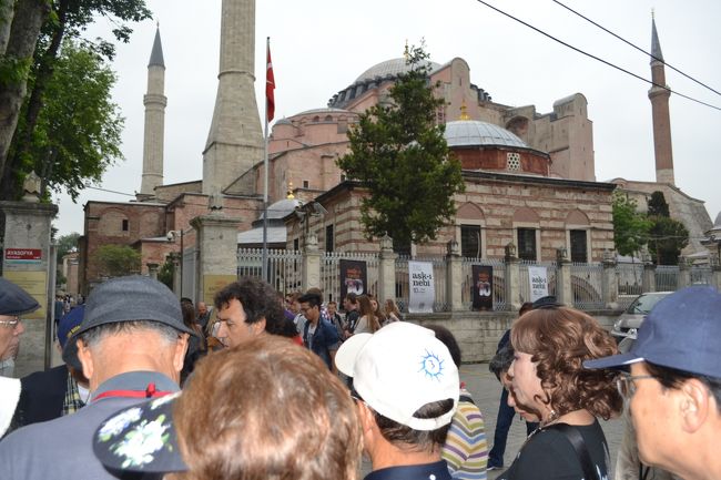 すぐ前にあるアヤソフィアに入ります。