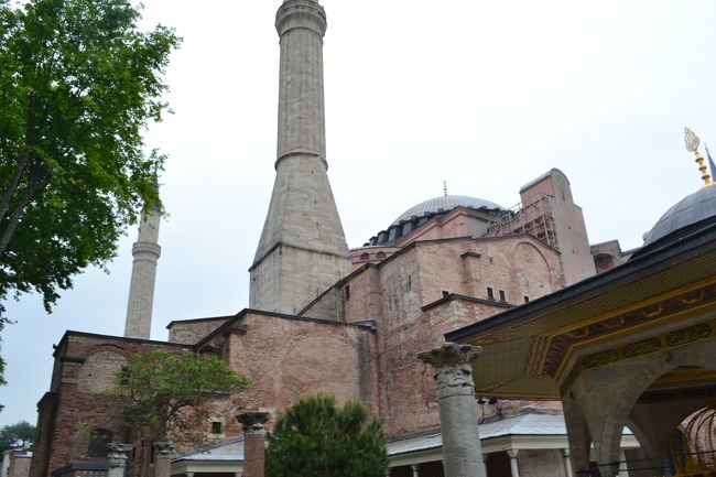 アヤソフィアは、東ローマ帝国時代の324年にギリシャ正教の総本山として創建されましたた。<br /><br />
