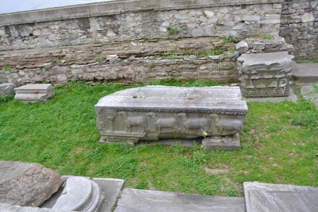 皇帝の門の入り口の左側にテオドシウス帝時代の教会跡です。