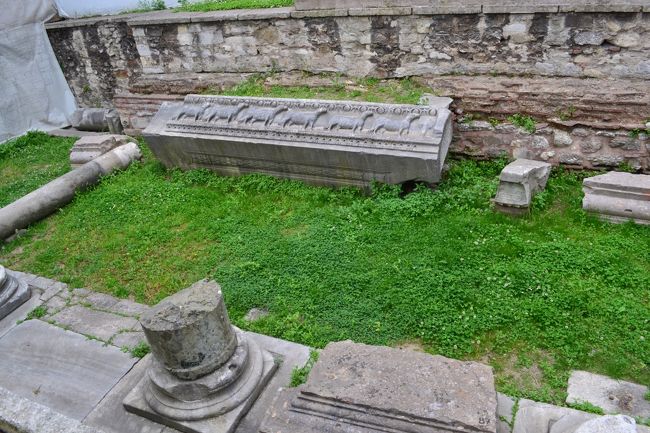 羊を描いたレリーフが置かれています。