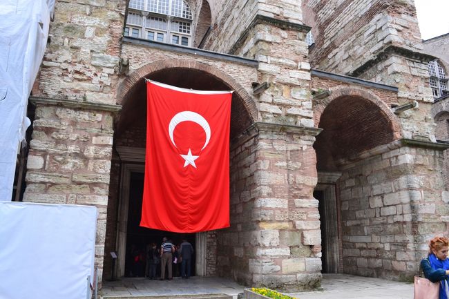 大聖堂の正面玄関にあたる拝廊です。皇帝だけが使用していましたが、今はここから入ります。