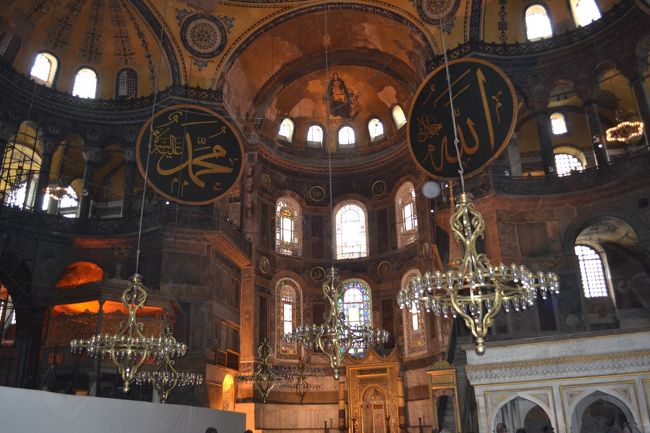 大ドームは直径33ｍ、高さ56ｍですが558年の地震で崩壊し、563年に再建されました。