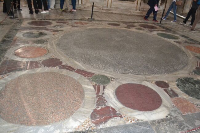 大ドーム内の床です。<br />何かの説明を受けましたが忘れました。