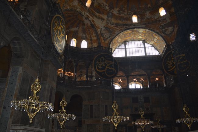 ドーム内の後陣です。ミフラーブというイスラム今日の礼拝用の壁窪です。<br />その奥には、キリストを抱くマリアのモザイク画と大天使ガブリエルのがあります。２階の回廊には、ディーシスというビザンチン時代のモザイク画があります。<br />キリスト今日の画はほとんど壊されたか、漆喰で塗られたのですが、この絵だけは残されたようです。