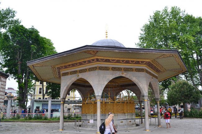 アヤソフィアの出口にある泉亭です。