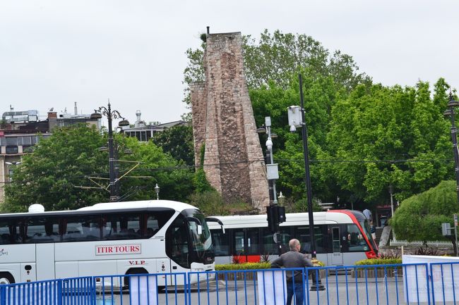 茶色の建築物は、水道橋の残りです。