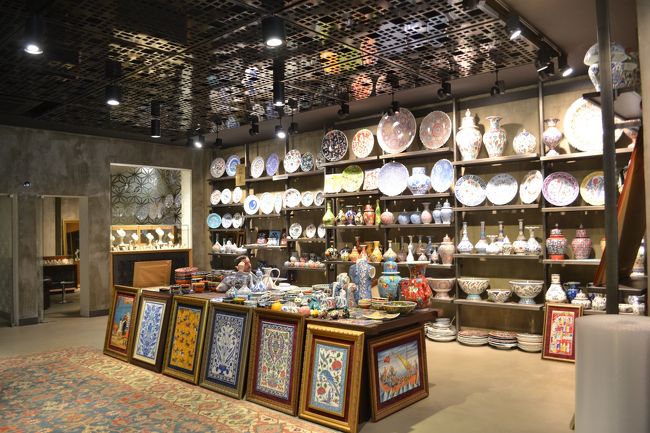 市内のお土産屋さんに立ち寄ります。<br />