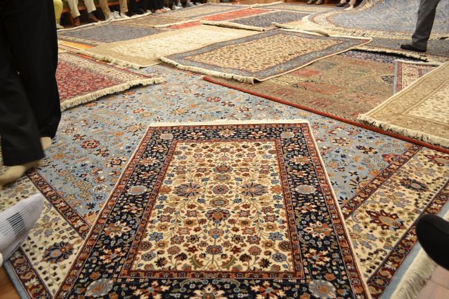 この２階はトルコ絨毯のお店です。<br />６年前にトルコに行った時、カッパドキアで高額の絹製のタピスリを購入して懲りていたので、早々とお店を後にして周辺を散歩しに行きました。