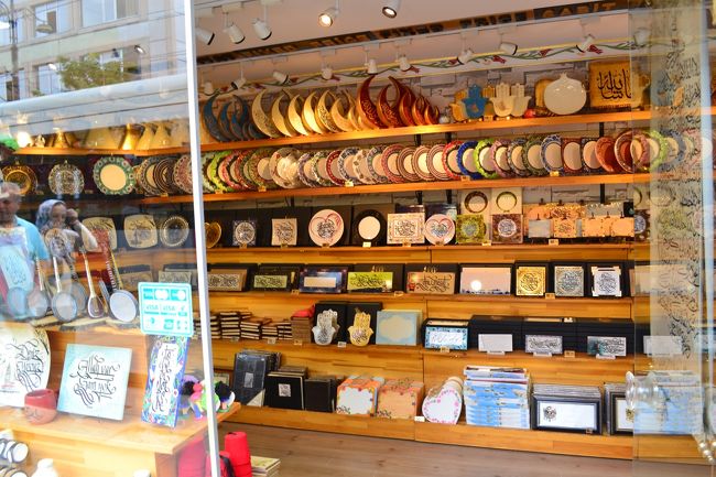 トルコでは、ロクムと言って非常に甘いお菓子が有名です。<br />旅行者が行くお土産屋さんよりも、こうした町中のお土産屋さんを回っている方が楽しいですね。また、値段も安いです。