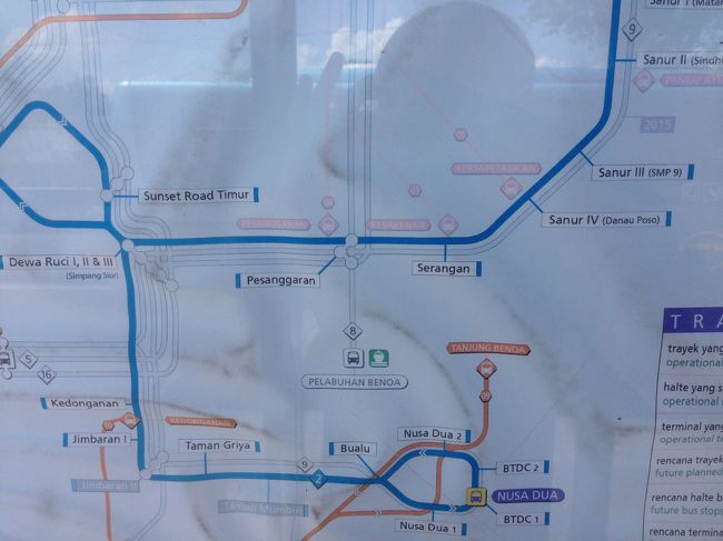 これはバリ島の路線バスみたいなやつ。<br />トランスサルバキタ。<br />サヌールからクタまで３５００ルピア約３５円。