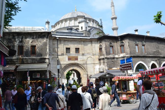 トルコ絨毯のお店を出てから、歩いてバザールに向かいます。