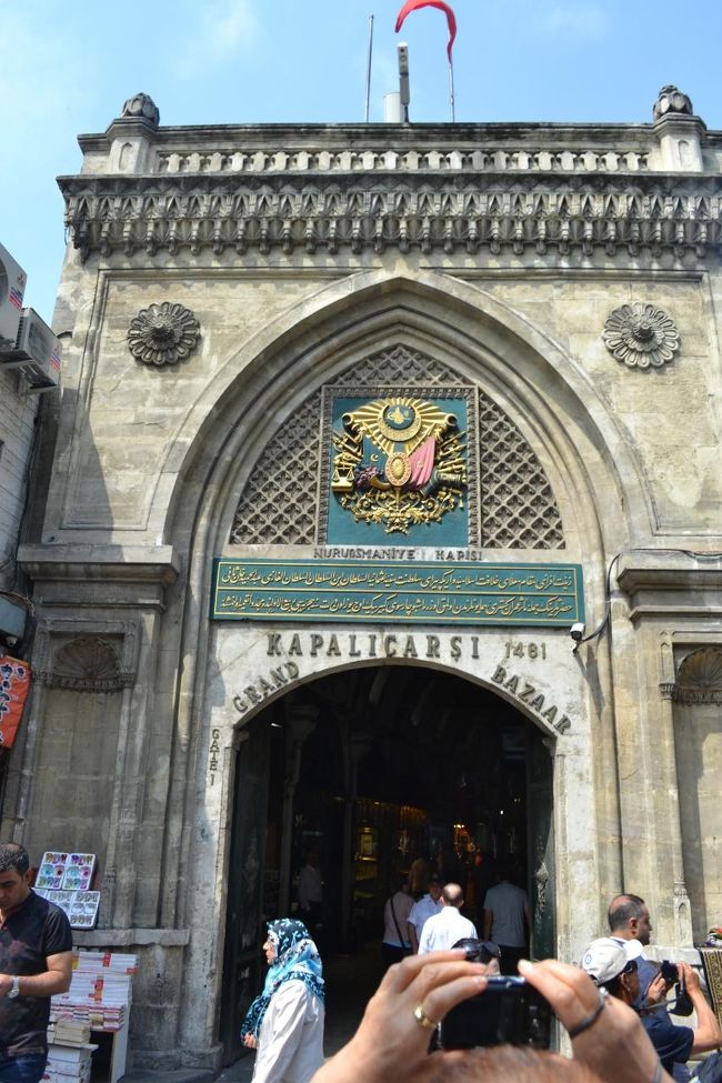 バザールの入り口です。<br />バザール内は、広く、迷路のようになっているので、集合場所を決めて自由散策です。