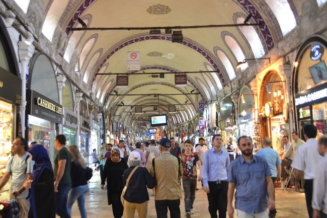 キンキラキンのお店が軒を連ねています。<br />金製品や装飾品など、ウインドウショッピングでも面白いです。<br /><br />