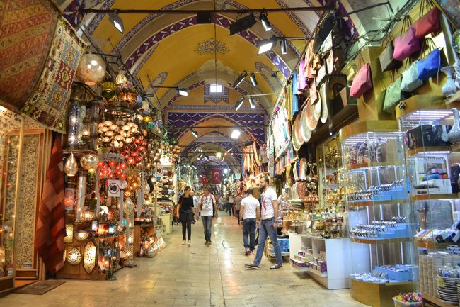 先ほどの大通りから横に入ると、衣類や絨毯などのお店があります。