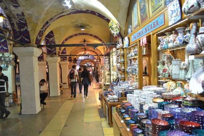 陶器製品<br />バザールの外にあったトルコのアイスクリームはなめらかでおいしく、お勧めです。