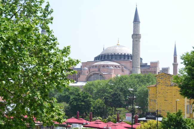 ここのバルコニーからも、ブルーモスクがよく見えます。
