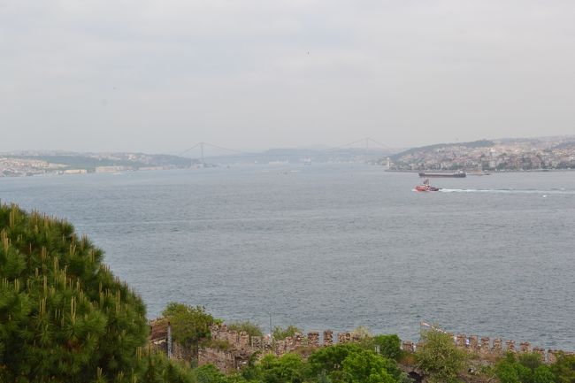 この場所からは金閣湾がよく見えます。<br />左はヨーロッパ大陸、右はアジア大陸になります。正面は、ボスポラス海峡で、ここを進むと黒海に行きます。