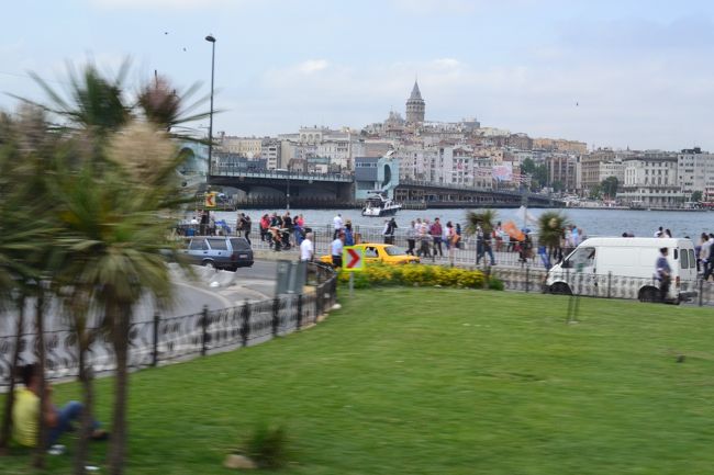 バスで昼食会場に向かいます。<br />この橋の下には世界で一番短い地下鉄が走っています。<br />また、この橋のたもとでは、鯖サンドを売っていますが、今回は、降りることができないため、買えませんでした。