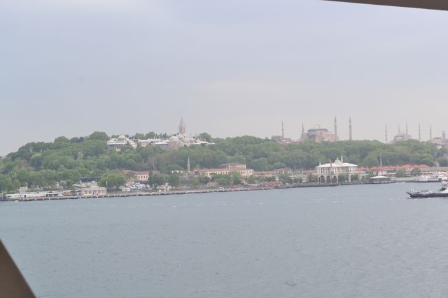 船のベランダから眺めるイスタンブールの景色もいいものです。