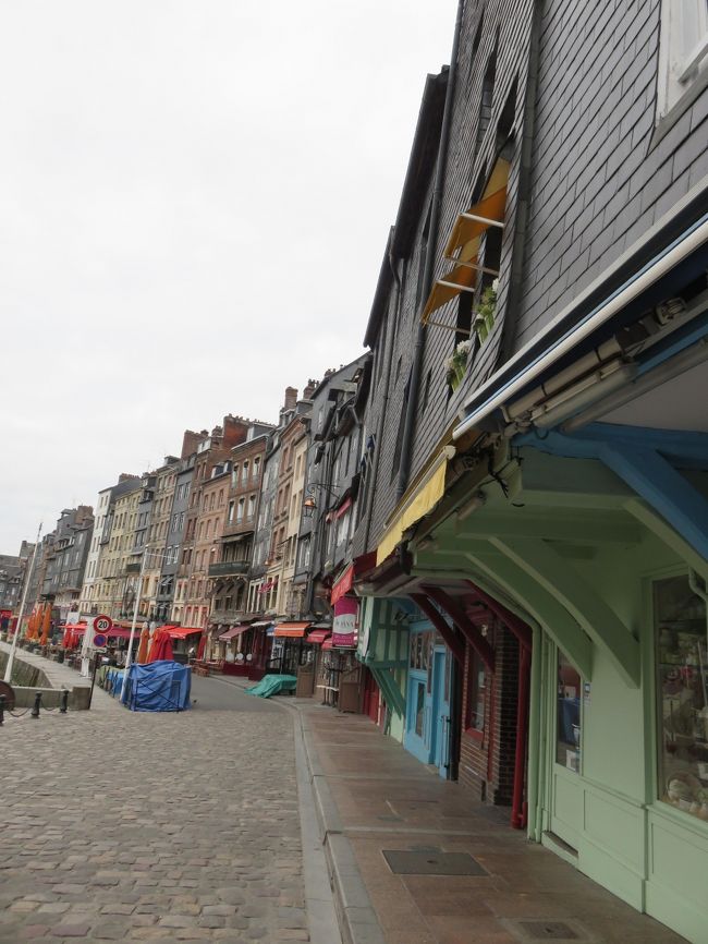 旧港の周りを散策・・<br /><br />昨日に夜のネオンの雰囲気と違い<br />穏やかな風景