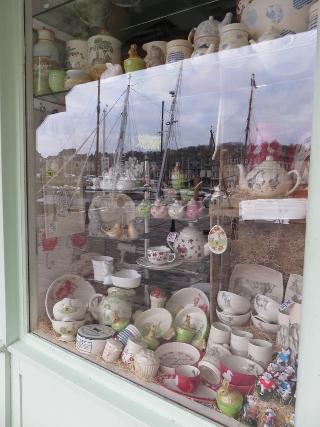 窓に旧港が映りショーウィンドウとの<br />コラボ・・