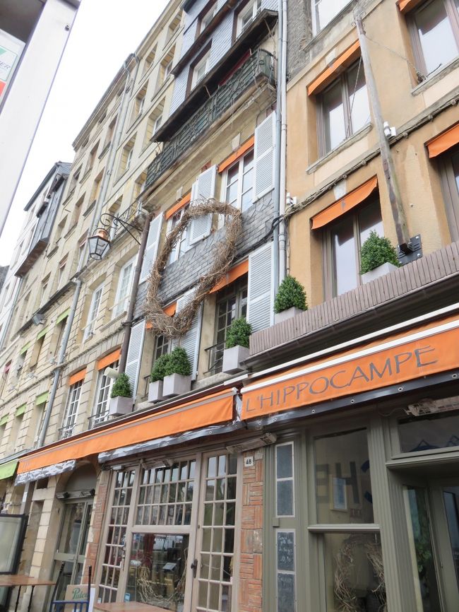 この窓の飾り付けは、何か意味があるのかしら？と思ったら(^^)・・<br /><br />夜の写真を確認したら、ネオン飾りになり、夜景に彩りを・・<br /><br />昼間は？？ですね！