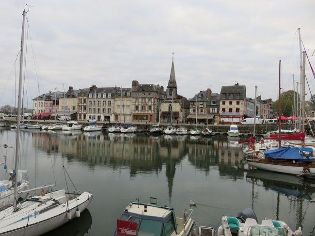 向こうに見える楼閣は、サンテティエンヌ教会です。<br /><br />晴れていたら水面も、いい感じでしょうね！